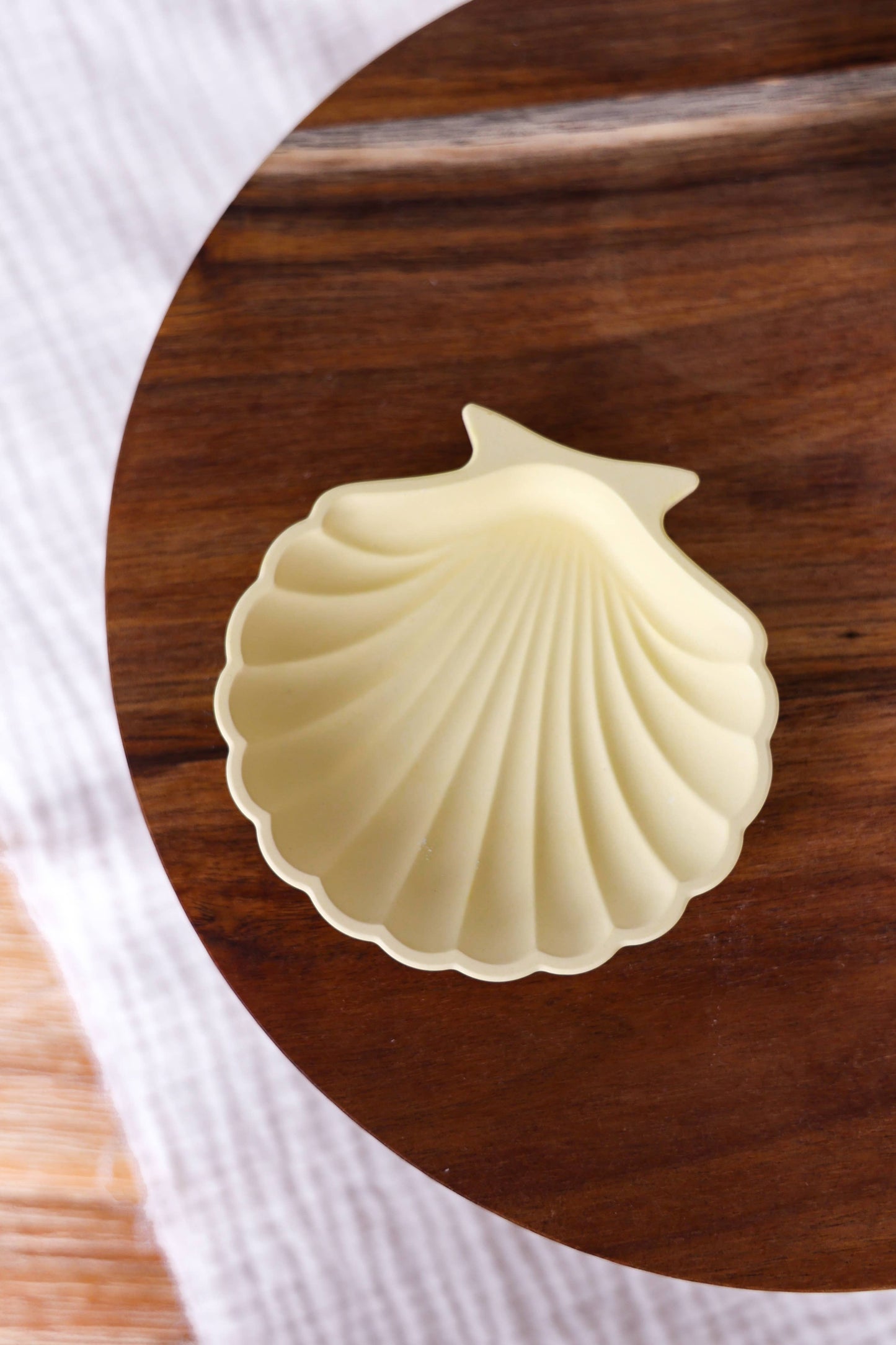 Niki Candle - Flat mussel bowl - handmade: Beige