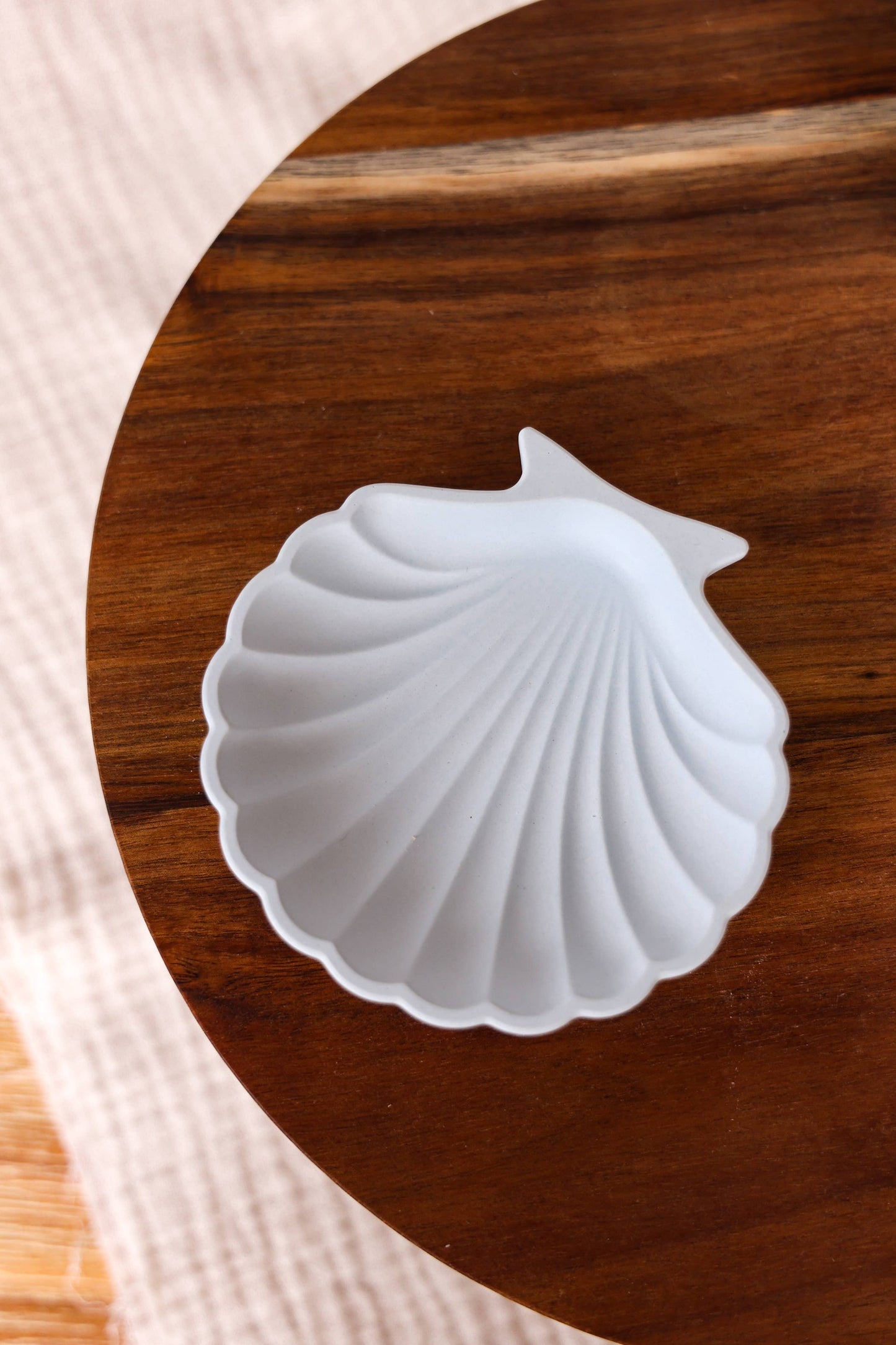 Niki Candle - Flat mussel bowl - handmade: Beige