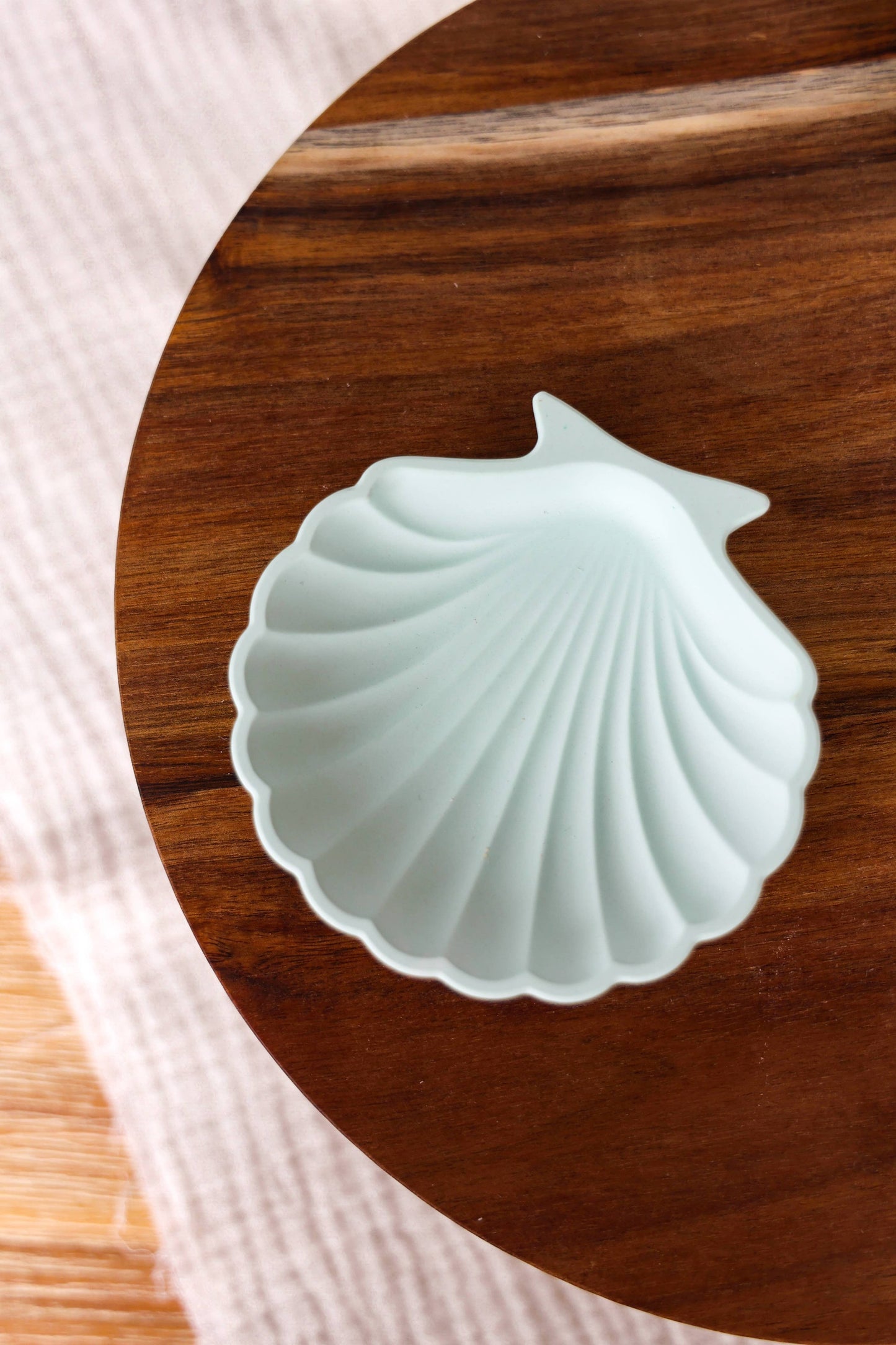 Niki Candle - Flat mussel bowl - handmade: Beige