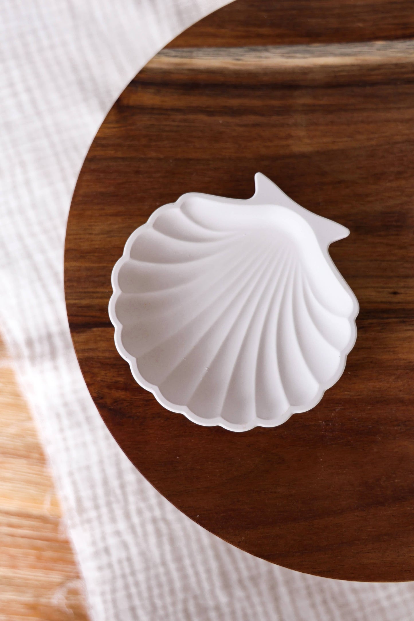 Niki Candle - Flat mussel bowl - handmade: Beige